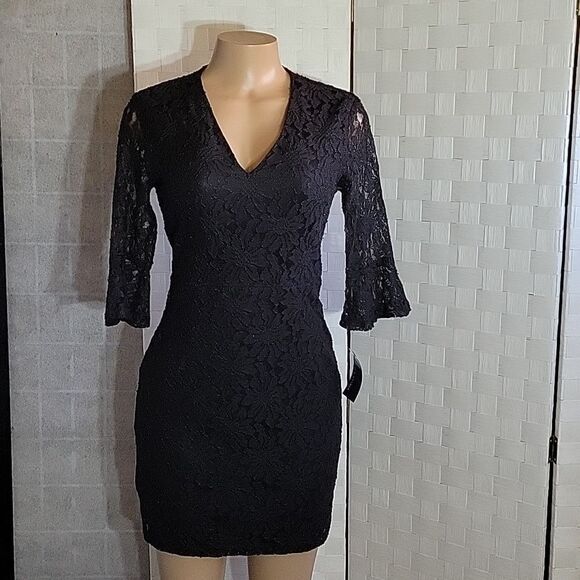 BRAND NEW STELLA &JULIE 3/4 SLEEVE LACE DESIGN V-NECK SHORT DRESS - Picture 2 of 12